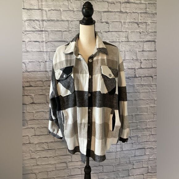Black /Gray / White Plaid Fleece Shacket - Size XL - Picture 1 of 7
